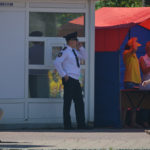 Полицейские одеты по праздничному