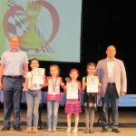 Награждение победителей среди девочек. На фото Арина Леонова стоит второй. Фото предоставлено родителями
